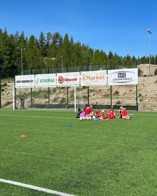 Tukemassa Leppäveden Lepän nuoria urheilijoita.
Omia jalispelaajia kolme mukana.
#leppävedenleppä
#leppävedenliikuntapuisto